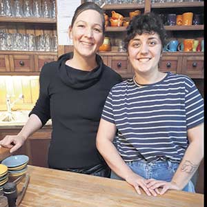 Annick et Émilye au café Le Rond Coin.