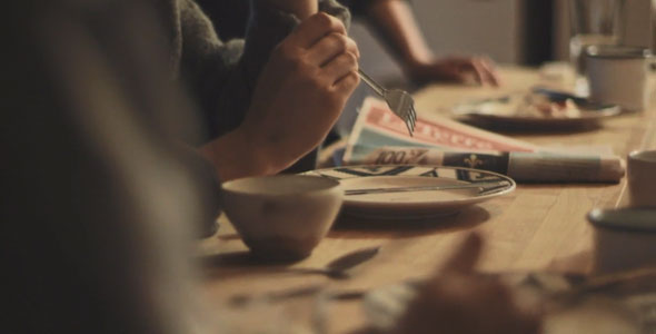 Quand tu commences la journée, ton meilleur ami, c’est le journal La Terre de chez nous. Bravo, les filles!