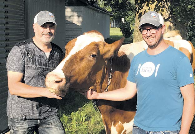 Le réalisateur du documentaire C’est dans la diversité que l’on sème, Michel Desrochers, et son conjoint Joé Desjardins, président de Fierté agricole. Photo : Gracieuseté de Michel Desrochers