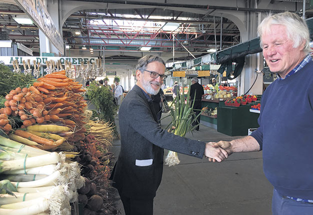 Le chef des activités d’alimentation de l’Hôpital Notre-Dame de Montréal, Jean-Marc Riverain, est venu acheter des légumes directement de la Ferme Jacques et Diane, de Saint-Michel, en Montérégie. Photo : Martin Ménard/TCN