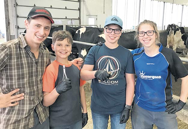 Maxime et Maude Lafond avec leurs neveux Vincent et Ludovik. Photo : FRAQ