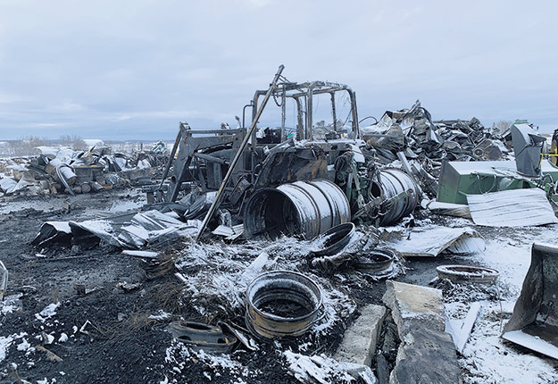 Malgré les pertes matérielles élevées, personne n’a été blessé dans cet incendie à Saint-Théodore-d’Acton. Photo : Gracieuseté de Joël Perron