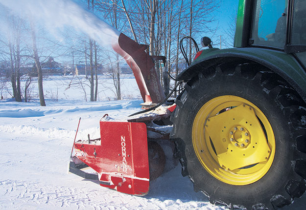 Sortir les tracteurs pour seulement deux centimètres de neige n’est pas rentable, selon le consultant Christian Messina. Photo : Martin Ménard/Archives TCN