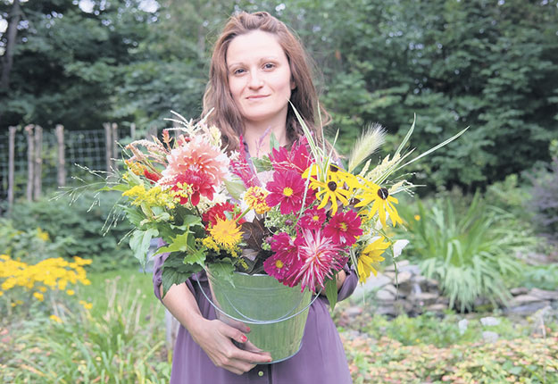 Alexandra Truchot partage son temps entre son jardin et son atelier de Magog. Photo : Alex à la campagne