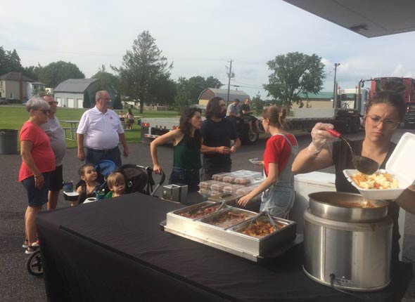 Dans le cadre de la tournée de foodtruck, un dollar par poutine vendue est remis à l’organisme Au cœur des familles agricoles. Photo : Claude Fortin