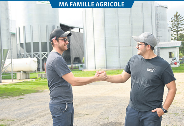 Les frères William et Émile Gélinas partagent une vision commune du développement de l’entreprise, notamment avec la récente intégration de la ferme avicole située en face de la ferme laitière familiale. Photos : Pierre Saint-Yves