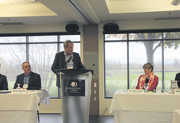 Le nouveau président Yves Laurencelle (au centre), devra chausser les grands souliers de Jacynthe Gagnon (à droite), qui occupait ce poste depuis 30 ans. Photo : Patricia Blackburn/TCN