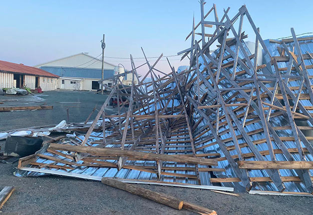 Le garage en construction de Mathieu Ouellet, sur pied depuis l’an dernier, a été détruit dans la nuit de samedi à dimanche. Photo : Gracieuseté de Mathieu Ouellet