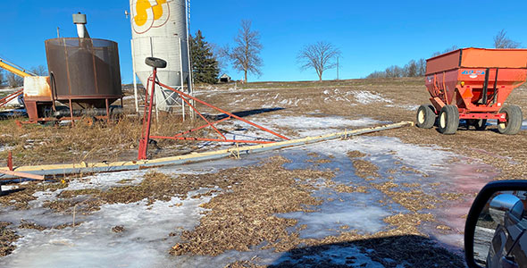 La vis à grain de Jonathan Vachon était renversée sur le côté dimanche matin. Photo : Gracieuseté de Jonathan Vachon