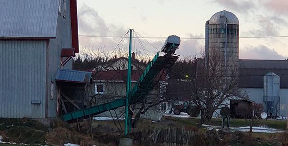 La montée d’écureur, servant à évacuer le fumier de l’étable de Caroline Fillion, en Estrie, a été endommagée. Photo : Gracieuseté de Caroline Fillion