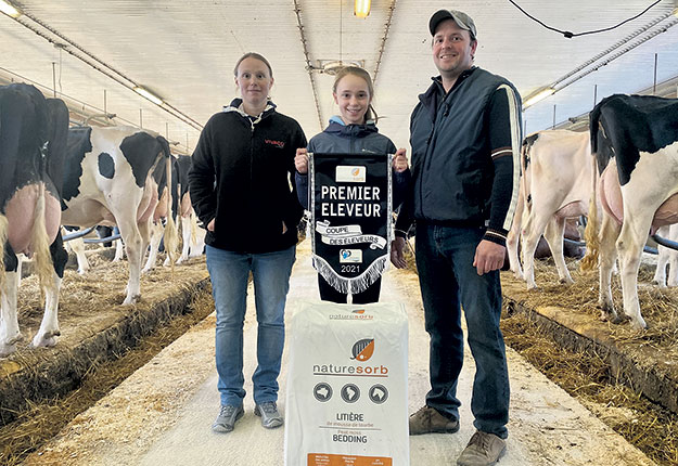 Sophie Leblanc et Dave Tourigny, ici photographiés avec leur fille Raphaëlle, sont sacrés maîtres-éleveurs Holstein pour la première fois. Photo : Gracieuseté de la Ferme Dave Tourigny