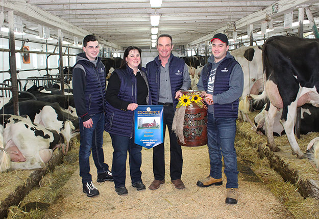 Véronique Lévesque et Réjean Morin, entourés de leurs fils Jérémi et Frédéric, accèdent une fois de plus au Club d’Excellence d’Agropur. Photos : Gracieuseté d’Agropur