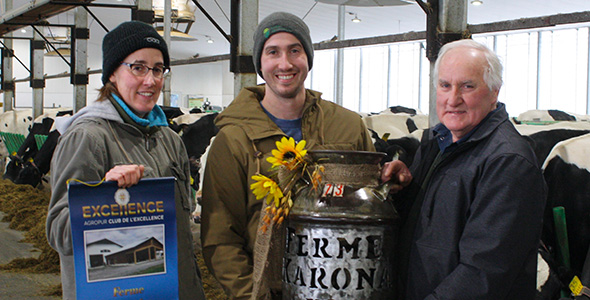 La ferme de Pierre Caron (à droite) et de son fils Pierre-Olivier (au centre) s’est vu décerner le prix du bien-être animal d’Agropur. Ils posent en compagnie d’Odrey Caron.