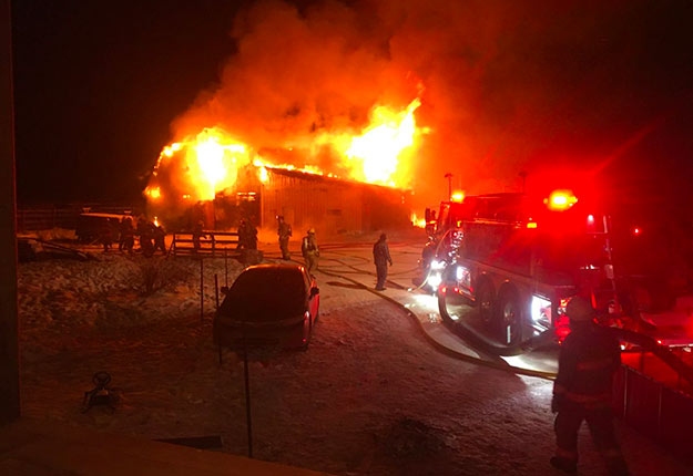 Le feu aurait d’abord pris naissance à l’arrière de la bergerie, puis se serait rapidement propagé dans la grange adjacente. Photo : Gracieuseté des Fermes Soulard