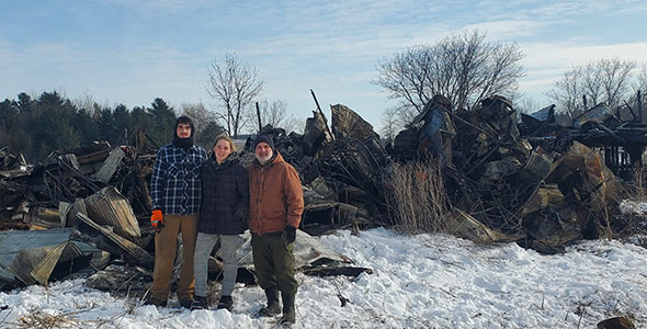 La famille de Jonathan Soulard doit se retrousser les manches après l’incendie qui a ravagé sa bergerie, le 29 janvier en soirée. Sur la photo : Louis-Gabriel, Frédérique et leur père Louis. Photo : Gracieuseté des Fermes Soulard