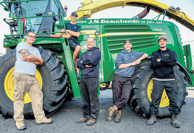 Jean-Michel, Rémy, Raphaël, Sébastien et Renaud Beauchemin, tous membres de la troisième génération. Pour le moment, seuls Jean-Michel, Raphaël et Renaud travaillent à temps plein pour l’entreprise familiale. Les autres les y rejoindront un jour. Photo : Gracieuseté des Fermes JN Beauchemin et Fils