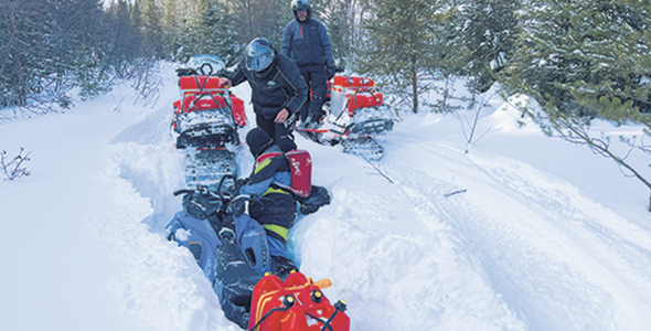 La neige ne manque pas au Lac-Saint-Jean! Même si Alexandre est un pilote hors pair, il a fallu que son oncle Michel Frigon le remorque avec sa motoneige. 