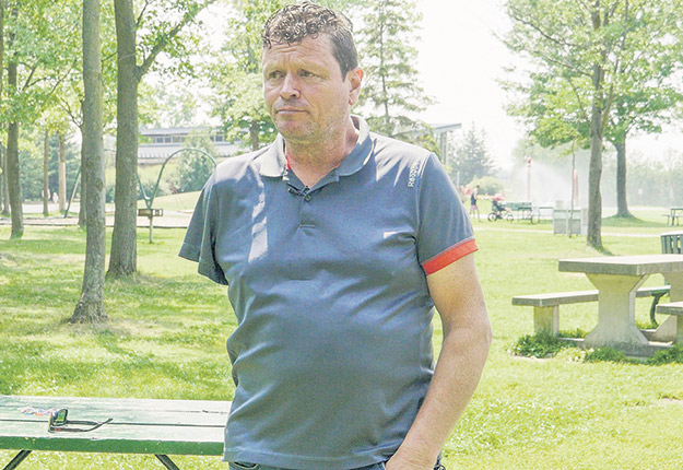 L’ancien producteur laitier Patrick Vézina a accepté de parler de l’accident de ferme qui lui a coûté un bras et l’a forcé à quitter le métier qu’il aimait tant. Photo : Gracieuseté du MAPAQ