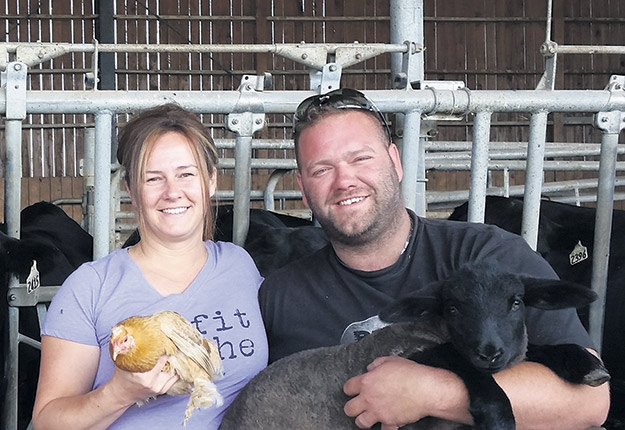 Isabelle Roy et Jocelyn Urbain ont reçu plusieurs demandes de visite avec leurs animaux dans divers événements pour Pâques, mais le couple préfère ne pas se déplacer cette année et se concentrer sur d’autres projets. Photo : Gracieuseté de Ferme Jocelyn Urbain