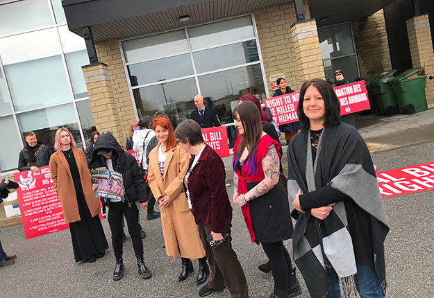 Des manifestants présents devant le Palais de justice de Saint-Hyacinthe, le 14 avril, lors du jugement de 11 des 12 activistes véganes accusés d’introduction par effraction à la ferme Les Porgreg, en décembre 2019. Photo : Patricia Blackburn/TCN