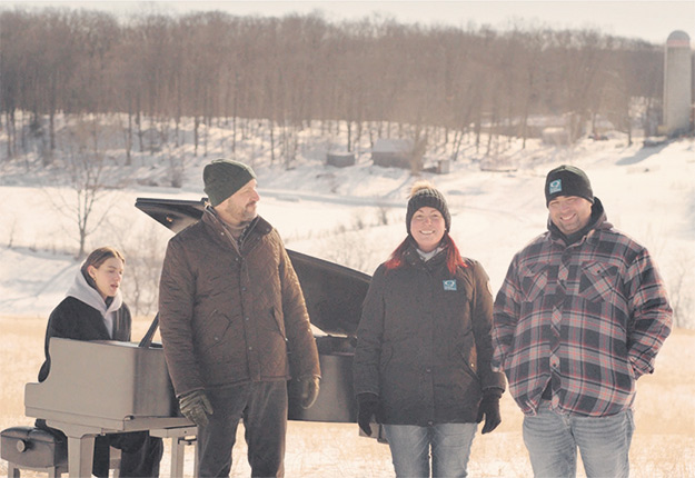 Ève St-James et Guillaume D’Amours, éleveurs porcins à Compton en Estrie, ont participé à la campagne publicitaire de la chaîne Maxi mettant en vedette Martin Matte et Charlotte Cardin. Photo : Gracieuseté de Loblaw