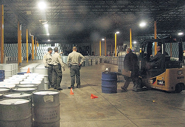 Entre 2011 et 2012, six millions de livres de sirop d’érable ont été dérobées de l’entrepôt de la Fédération des producteurs acéricoles du Québec. Photo : Archives/TCN