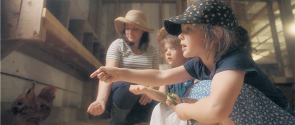 Juliette et Charlotte participent aux tâches quotidiennes de la ferme. Photo : Unis TV