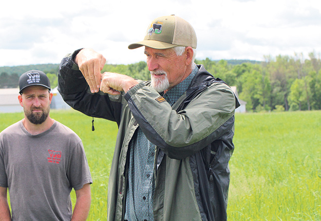 Brian Maloney explique que dans les pâturages, plus les plantes montent en hauteur, plus leurs racines sont profondes et bénéfiques pour la terre. Photo : Photos : Myriam Laplante El Haïli/TCN