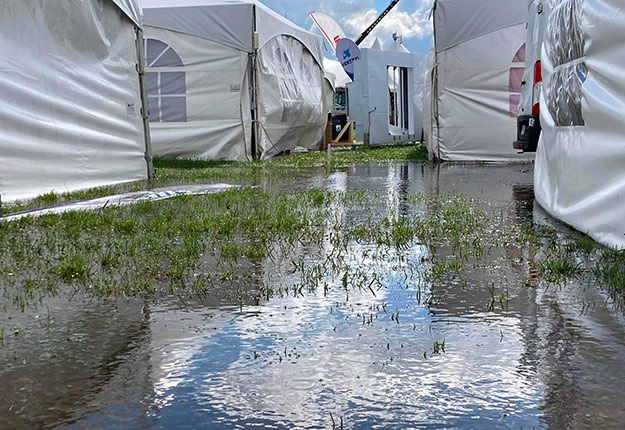 De nombreux kiosques d'Expo-Champs ont été inondés. Photos : Guillaume Cloutier/TCN