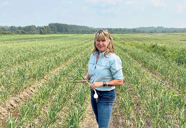 La présidente d’Ail Québec, Sophie Limoges, se dit que « tant qu’il y a de l’ail qui vient d’ailleurs, il y a de la place en masse pour l’ail du Québec ». Photo : Gracieuseté de Sophie Limoges