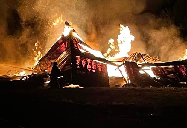 Aucun animal ne se trouvait dans le poulailler au moment de l’incendie, mais le bâtiment est une perte totale. Photo : Gracieuseté du Service de sécurité incendie de Saint-Jean-de-Matha