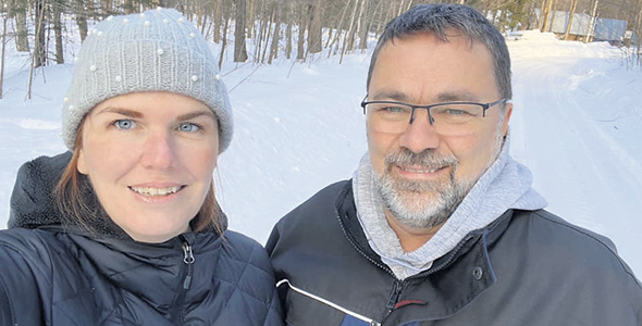 La conjointe de Christian St-Jacques, Mélanie Lagacé, est activement impliquée dans le projet, en assurant notamment la prise en charge des opérations marketing de l’Érablière St-Jacques.