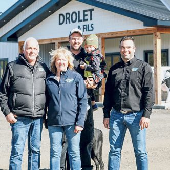 Pierre Drolet et Henriette Ghielen sont copropriétaires de la ferme familiale avec leurs fils Pierre-Luc et Samuel. Photo : Emilie Nault-Simard