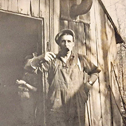 Photo d’époque avec Gérard St-Jacques, grand-père de Christian, devant sa cabane à sucre.