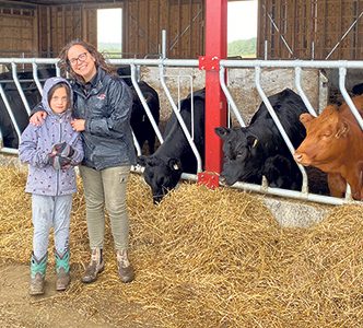 Christel Groux et la plus jeune de ses filles, Béatrice, 8 ans, à la ferme située au Témiscamingue. Photo : Émilie Parent-Bouchard