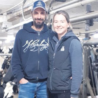 Mathieu Bérubé et Marie-Luce Simard sont passés de la stabulation entravée à libre l’an dernier. Photo : Gracieuseté de Mathieu Bérubé