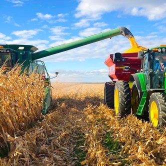 La famille Leblanc, de Saint-Barnabé-Sud, a obtenu une moyenne est de 16,3 t/ha sur une base sèche avec des pics de récolte qui frôlent les 18 t/ha dans un champ de 15 hectares. Habituellement, elle obtient plutôt des rendements oscillants autour de 13 t/ha. Photos : Martin Ménard / TCN