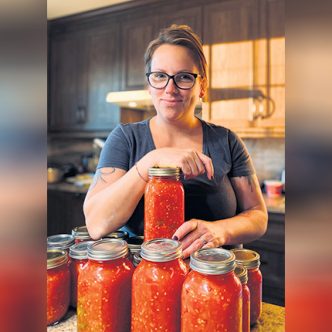 Une fois que les enfants sont couchés ou lorsque ceux-ci sont à l’école, Myrianne Thibodeau s’offre « un moment de zénitude » en mettant en conserve les légumes issus de son potager. Photo : Gracieuseté de Myrianne Thibodeau