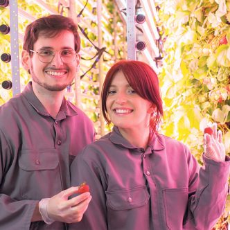 Phillip Rosenbaum et Ophelia Sarakinis, cofondateurs de Vertité, une ferme urbaine qui cultive des fraises toute l’année. Photo : Gracieuseté de Vertité