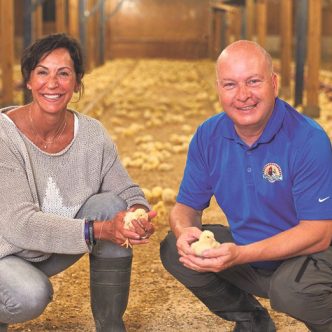 Josée Charbonneau et Benoit Fontaine, qui a participé à la phase de test du concept pour le secteur avicole. Photo : Gracieuseté de Josée Charbonneau