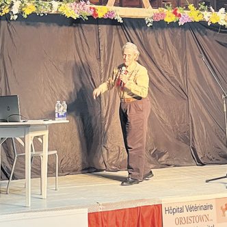 La Dre Temple Grandin, professeure en zootechnie et spécialiste en ingénierie d’équipements pour le bétail, lors d’une récente conférence à Ormstown. Photo : Julie Desbiens