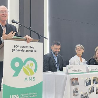 Le président de la Fédération de l’UPA de l’Estrie, Michel Brien, a souligné le départ de la directrice régionale de l’organisation, Diane Lacroix, qui tire sa révérence après 38 ans de service. Photo : Gracieuseté de la Fédération de l’UPA de l’Estrie