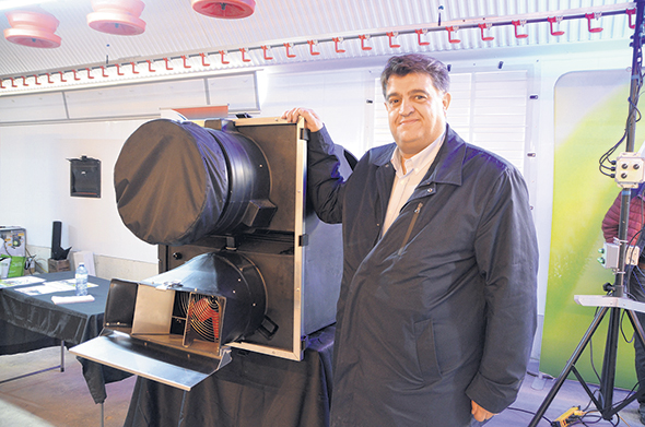 Anthony Gobin, directeur commercial France Export pour Le Roy, montrant le démonstrateur de générateur de chaleur XR.