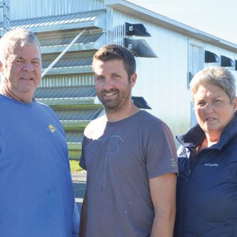 C’est avec une certaine appréhension que Jean Courchesne et Élise Champagne ont accueilli l’idée de leur fils Olivier de changer la vocation de la ferme. Ils l’ont finalement appuyé totalement dans sa démarche. Photo : Bernard Lepage