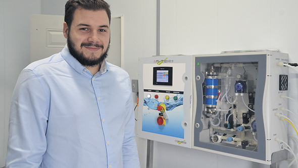 Bastien Gruet, électrotechnicien chez Ar-Teck, devant le système de traitement à l’électrolyse installé à la Ferme Yvan Ferron.