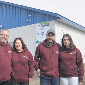 Sur la photo, on retrouve Yvan Ferron et sa conjointe Isabelle St-Yves en compagnie de leur fils William St-Yves Ferron et sa conjointe, Charlie-Anne Surprenant. Photos : Bernard Lepage