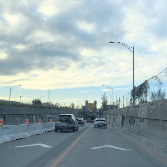 Plus de 120 000 véhicules par jour, dont 13 % sont des camions, traversent le tunnel Louis-Hippolyte-La Fontaine, qui relie l’île de Montréal et la Rive-Sud. Photo : Myriam Laplante El Haïli/TCN