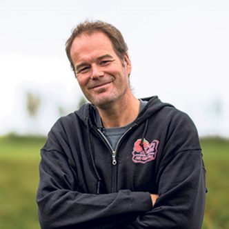 Martin Lebel, de la Fraisière LeBel, de Saint-Arsène, a été sacré grand gagnant du concours Tournez-vous vers l’excellence! Photo : Gracieuseté de La Financière agricole du Québec