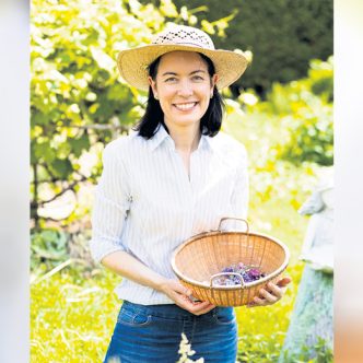 L’auteure et conférencière Nathalie Beaudoin a donné un aperçu des nombreuses façons de commercialiser les fleurs comestibles. Photo : Gracieuseté de Nathalie Beaudoin