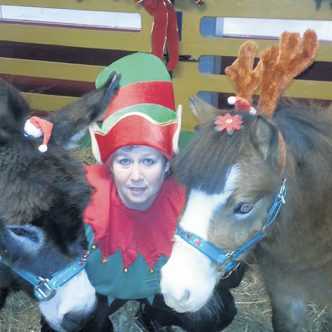 Nathalie Desjardins, propriétaire de la Ferme Napoli, participe avec ses animaux aux marchés de Noël depuis 25 ans. Photo : La Ferme Napoli